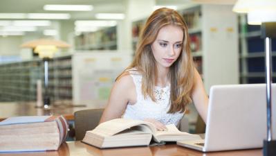 Etudiante bibliotheque